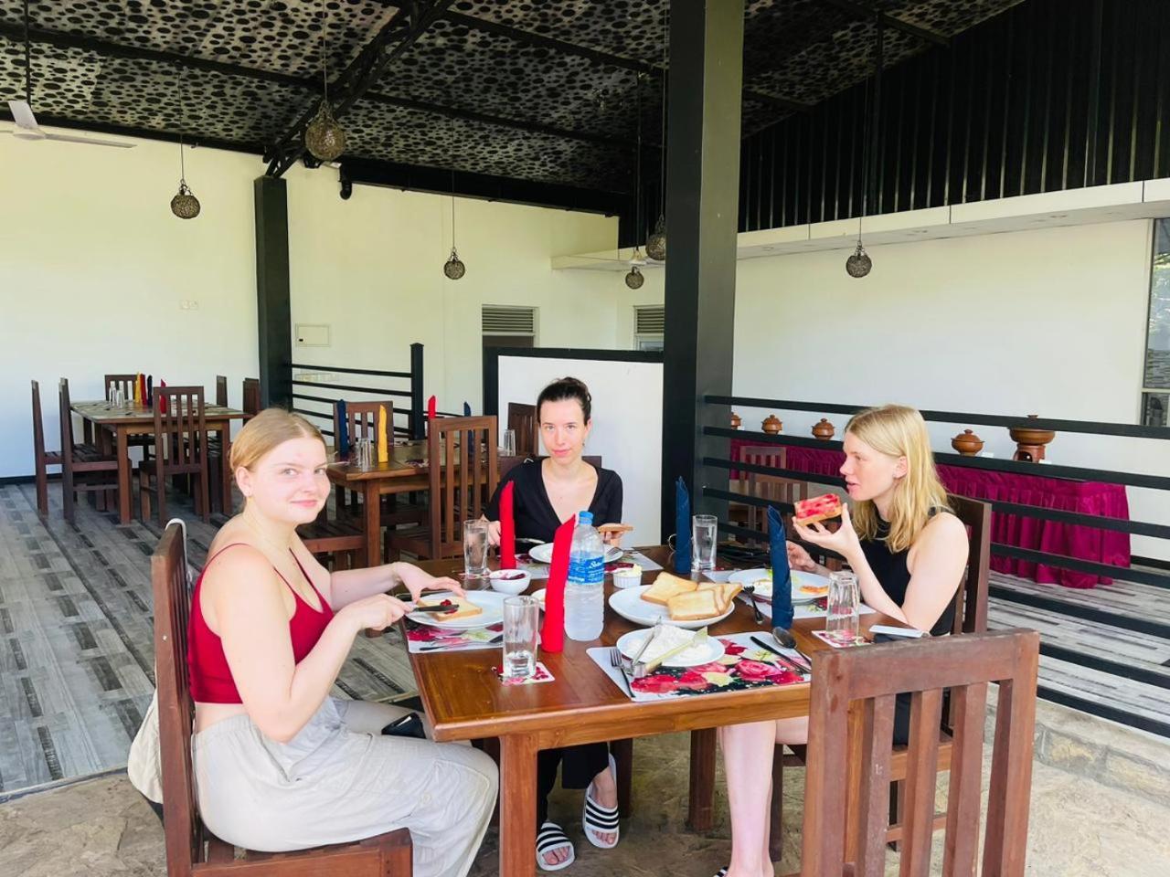 C B S Resort Udawalawe Bagian luar foto